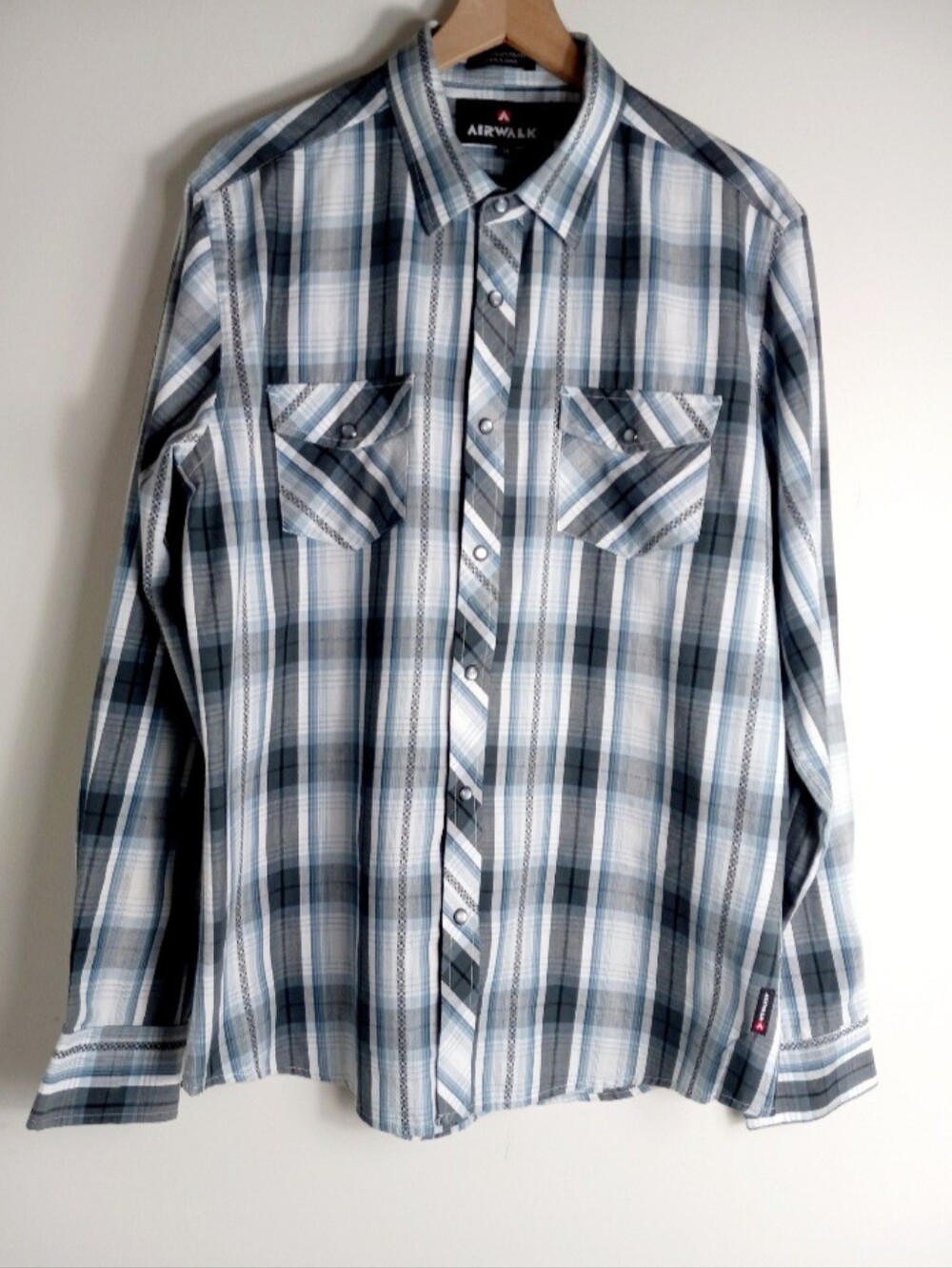 Airwalk Men’s Size XL Gray and Blue Plaid Button-Down Shirt